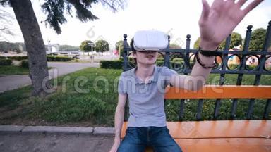 年轻人摘下360VR眼镜，兴奋地玩VR游戏，观看360虚拟现实视频印象深刻。